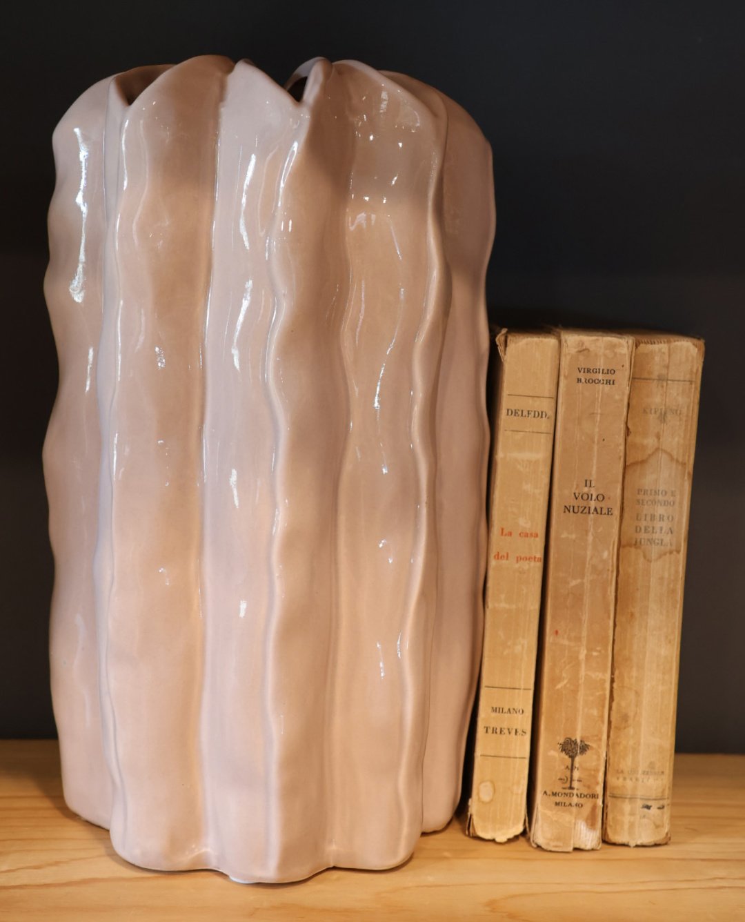 Ваза Chakra 28 см антично-розовая с рельефной поверхностью